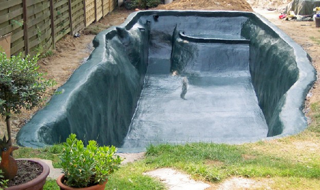 Teich 10 Meter lang, betoniert im Felsenlook.